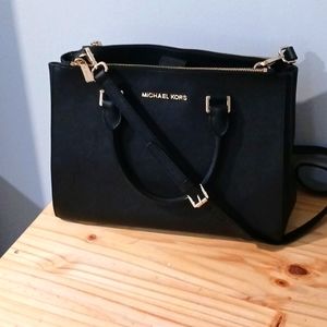 Micheal kors Black leather Saffiano Purse Medium Size Excellent condition